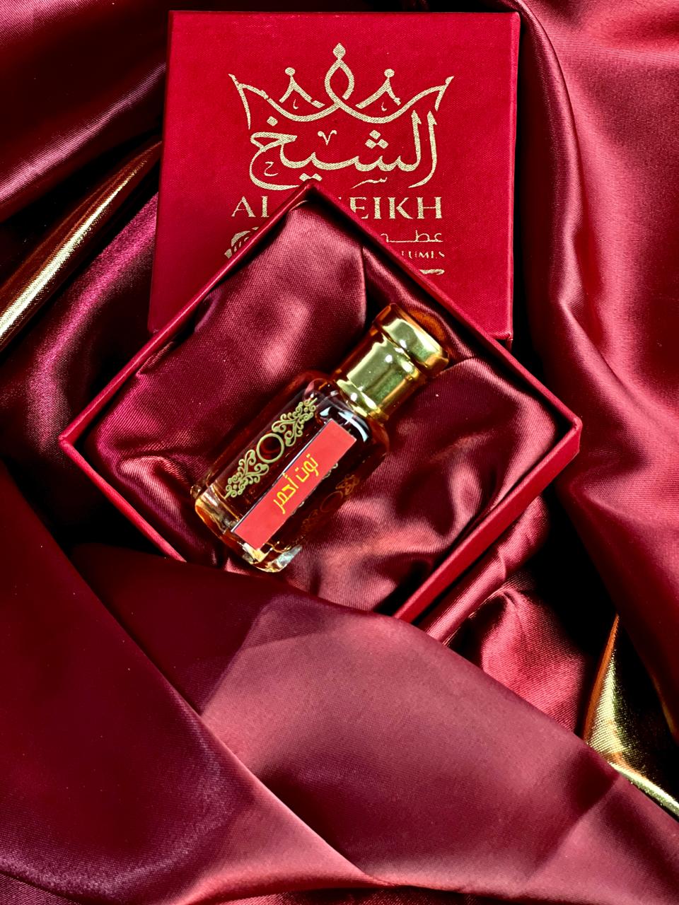 تُوتٌ أَحْمَرُ